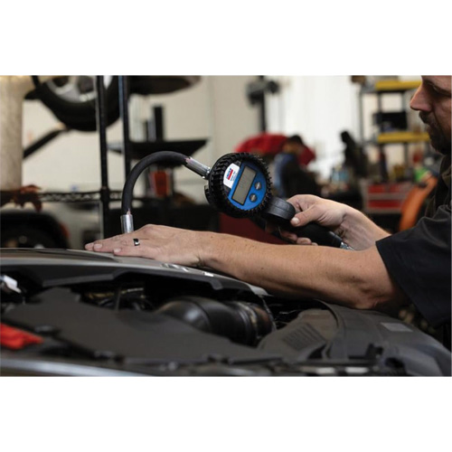 D&eacute;bitm&egrave;tre &eacute;lectronique de lubrifiant avec rallonge flexible &agrave; 90° Superchem Industries