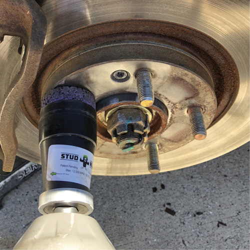 Outil de nettoyage pour moyeux, goujons et roues &agrave; entraînement par chocs STUD KLEEN Superchem Industries