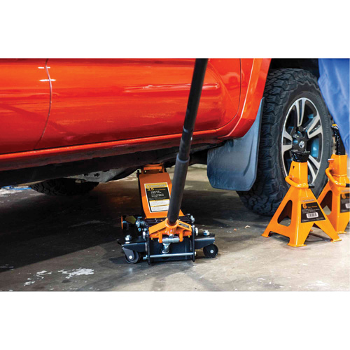 Cric rouleur &agrave; levage &eacute;lev&eacute; avec manche en 2 morceaux, 3,5 tonne(s) Capacit&eacute;, 3-7/20" Abaiss&eacute;e, Hydraulique &agrave; main Superchem Industries