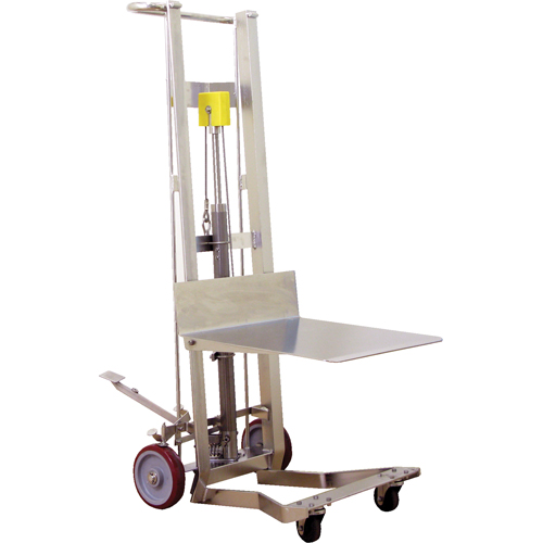 Gerbeur hydraulique &agrave; plateforme, M&eacute;canisme Pompe au pied, Capacit&eacute; de 750 lb, Levage max de 54" Superchem Industries