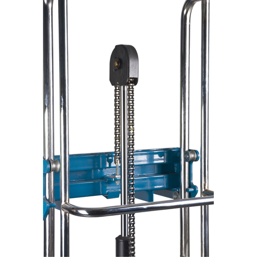 Gerbeur hydraulique &agrave; plateforme, M&eacute;canisme Pompe au pied, Capacit&eacute; de 880 lb, Levage max de 60" Superchem Industries