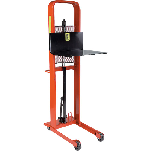Gerbeur hydraulique &agrave; plateforme, M&eacute;canisme Pompe au pied, Capacit&eacute; de 1000 lb, Levage max de 80" Superchem Industries