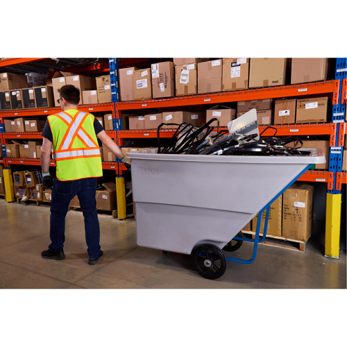 Chariot basculeur en acier, Poly&eacute;thyl&egrave;ne, 1,1 vg³, Capacit&eacute; de charge de 1250 lb Superchem Industries
