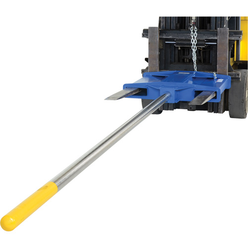 P&ocirc;le de transport de tapis pour chariot &eacute;l&eacute;vateur, 108-1/2" longueur, Install&eacute; sur fourche, Capacit&eacute; de 2500 lb Superchem Industries