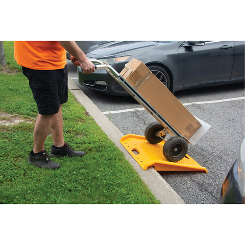 Rampe de trottoir portable en poly pour diable, Capacit&eacute; de 1000 lb, 27" la x 27" lo Superchem Industries