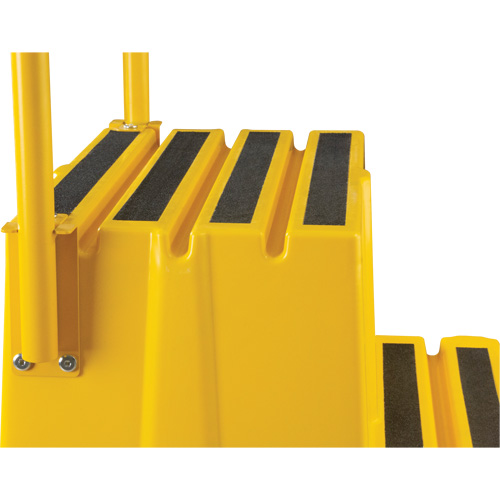 Escabeau industriel, 4 marches, 44" x 22-1/4" x Hauteur 65-1/8" Superchem Industries