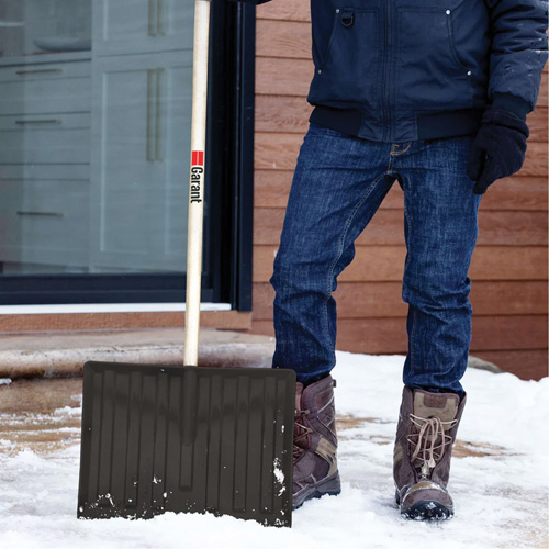 Pelle &agrave; neige Nordic, Lame Polypropyl&egrave;ne, Largueur 17-3/4", Manche Prise en D Superchem Industries