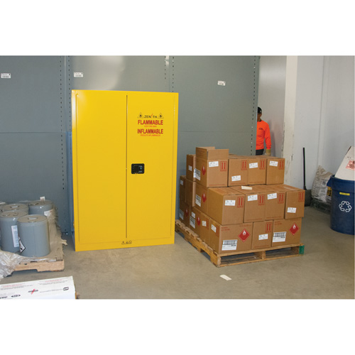 Armoire pour produits inflammables, 45 gal., 2 Porte(s), 43" La x 65" h x 18" p Superchem Industries