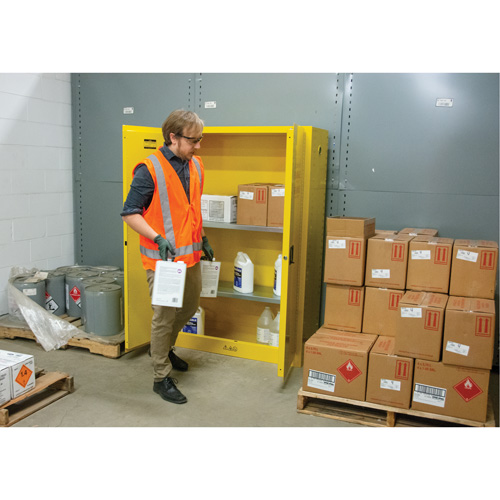 Armoire pour produits inflammables, 45 gal., 2 Porte(s), 43" La x 65" h x 18" p Superchem Industries