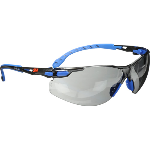 Lunettes de s&eacute;curit&eacute; Solus avec lentilles Scotchgard, Lentille Grise/fum&eacute;e, Antibu&eacute;e, R&eacute;pond ou surpasse la norme CSA Z94.3 Superchem Industries