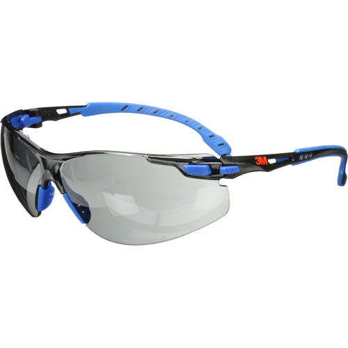Lunettes de s&eacute;curit&eacute; Solus avec lentilles Scotchgard, Lentille Grise/fum&eacute;e, Antibu&eacute;e, R&eacute;pond ou surpasse la norme CSA Z94.3 Superchem Industries