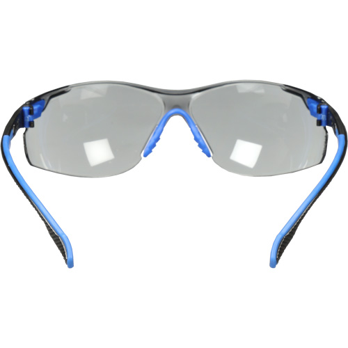 Lunettes de s&eacute;curit&eacute; Solus avec lentilles Scotchgard, Lentille Grise/fum&eacute;e, Antibu&eacute;e, R&eacute;pond ou surpasse la norme CSA Z94.3 Superchem Industries