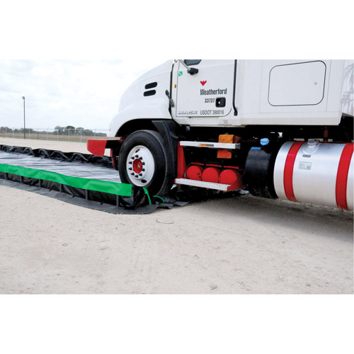 Berme Ultimate Copolymer 2000 Ultra-Containment Berm, Capacit&eacute; 5610 gal. US, 15' la x 50' lo x 12" h, Support &agrave; charni&egrave;re Superchem Industries