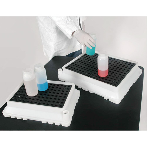 P2 Ultra-Spill Tray, 17" lo x 12" la x 4" h, Cap. de d&eacute;versement 1,8 gal. US Superchem Industries