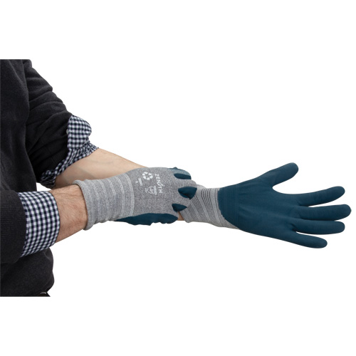 Gants &eacute;cologiques enduits et l&eacute;gers, 9, R&ecirc;vetement Mousse de nitrile, Calibre 15, Enveloppe en Polyester/rPET Superchem Industries