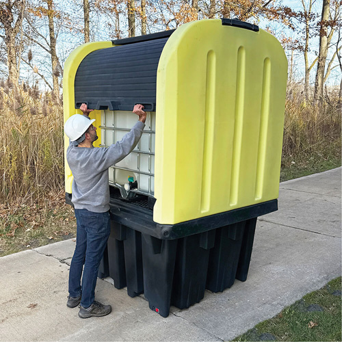 Palette anti-d&eacute;versement jaune &agrave; couvercle rigide roulant, 65" lo x 65" la x 101" h, Capacit&eacute; de charge 5000 lb Superchem Industries