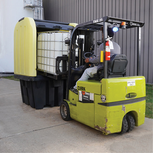 Palette anti-d&eacute;versement jaune &agrave; couvercle rigide roulant, 65" lo x 65" la x 101" h, Capacit&eacute; de charge 5000 lb Superchem Industries