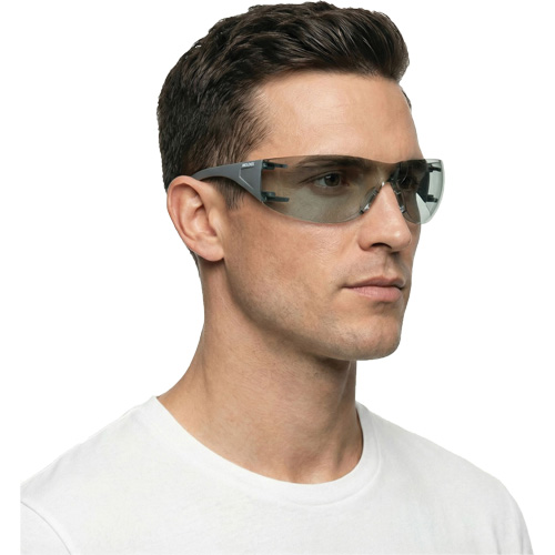 Lunettes de s&eacute;curit&eacute; Adapt Lite, Lentille Int&eacute;rieur/ext&eacute;rieur, Antibu&eacute;e/Anti-&eacute;gratignures, ANSI Z87+/R&eacute;pond ou surpasse la norme CSA Z94.3 Superchem Industries