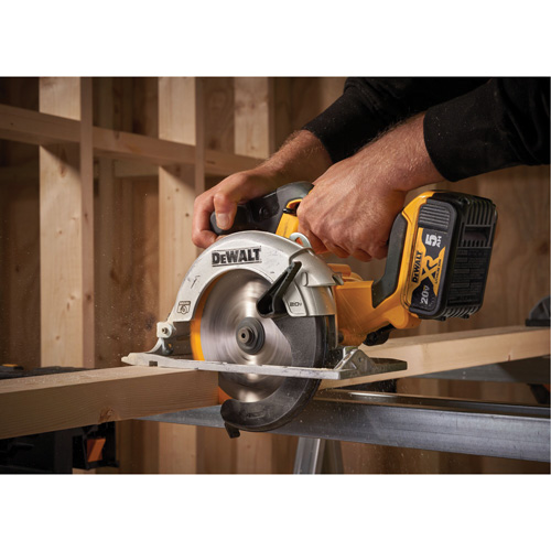 Scie circulaire sans fil &agrave; moteur sans balai Max* (outil seulement), 6-1/2", 20 V Superchem Industries
