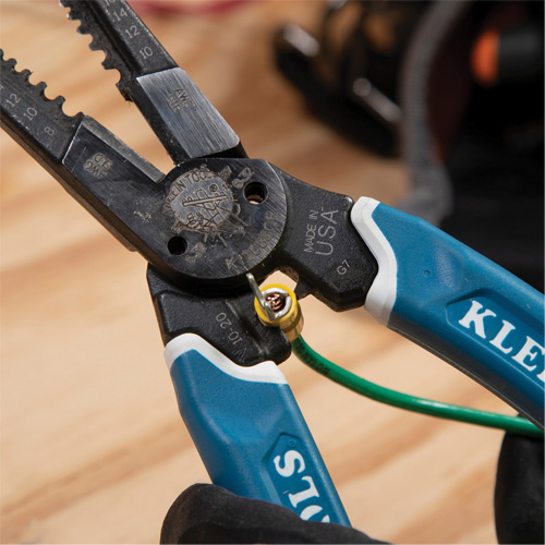 Outil polyvalent Klein-Kurve pour d&eacute;nuder, couper et sertir les fils, 8-1/4" lo, 8 - 20 AWG Superchem Industries