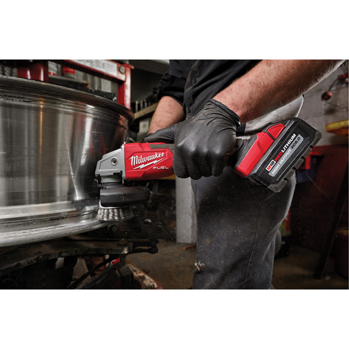 Meuleuse &agrave; frein &agrave; vitesse variable avec interrupteur &agrave; glissi&egrave;re verrouillable M18 Fuel, 18 V, Mandrin 5"/4-1/2", Lithium-ion Superchem Industries