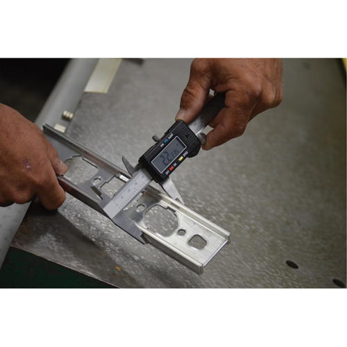 Pied &agrave; coulisse num&eacute;rique, R&eacute;solution de 0,0005" (0,01 mm), 0" - 6" (0 mm - 150 mm) gamme de mesure Superchem Industries