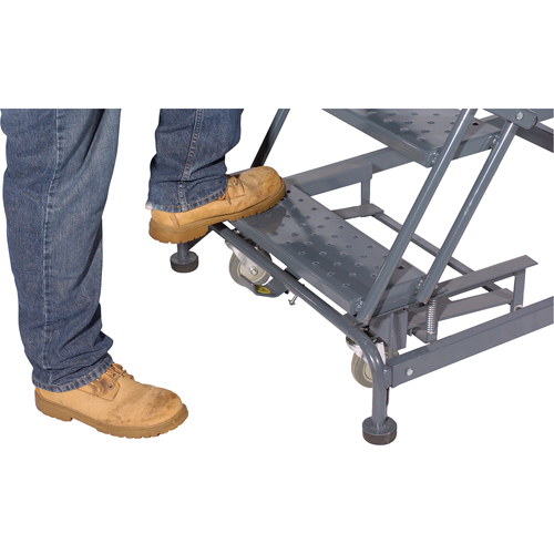 &eacute;chelles roulantes avec pied verrouillable activ&eacute; par le poids, 6 marches, Largeur de la marche 24", Hauteur de la plateforme 60", Acier Superchem Industries