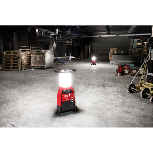 Lampe de chantier M18 Radius et chargeur avec One-Key, DEL, 4800/9000/2500 lumens, Boîtier en Plastique Superchem Industries
