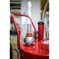 Chariot &agrave; carburant en acier de 25 gallons avec pompe rotative bidirectionnelle et filtre Superchem Industries