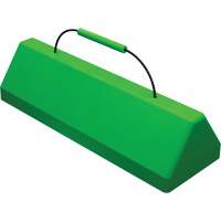 Cale de roue pour avion Checkers Safety SafeRay avec poign&eacute;e &agrave; c&acirc;ble, Ur&eacute;thane, Vert fluorescent, 24" la x 8" p x 6" h Superchem Industries