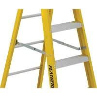 Industrial Heavy-Duty Stepladders (6900 Series), 4', Fibreglass, 300 lbs. Capacity, Type 1A Superchem Industries