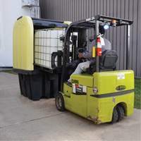 Palette anti-d&eacute;versement jaune &agrave; couvercle rigide roulant, 65" lo x 65" la x 101" h, Capacit&eacute; de charge 5000 lb Superchem Industries