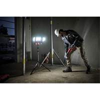 Lampe de travail &agrave; DEL professionnelle &agrave; panneaux pliants lumens sans fil 18V sur tr&eacute;pied, DEL, 3600 lumens Superchem Industries